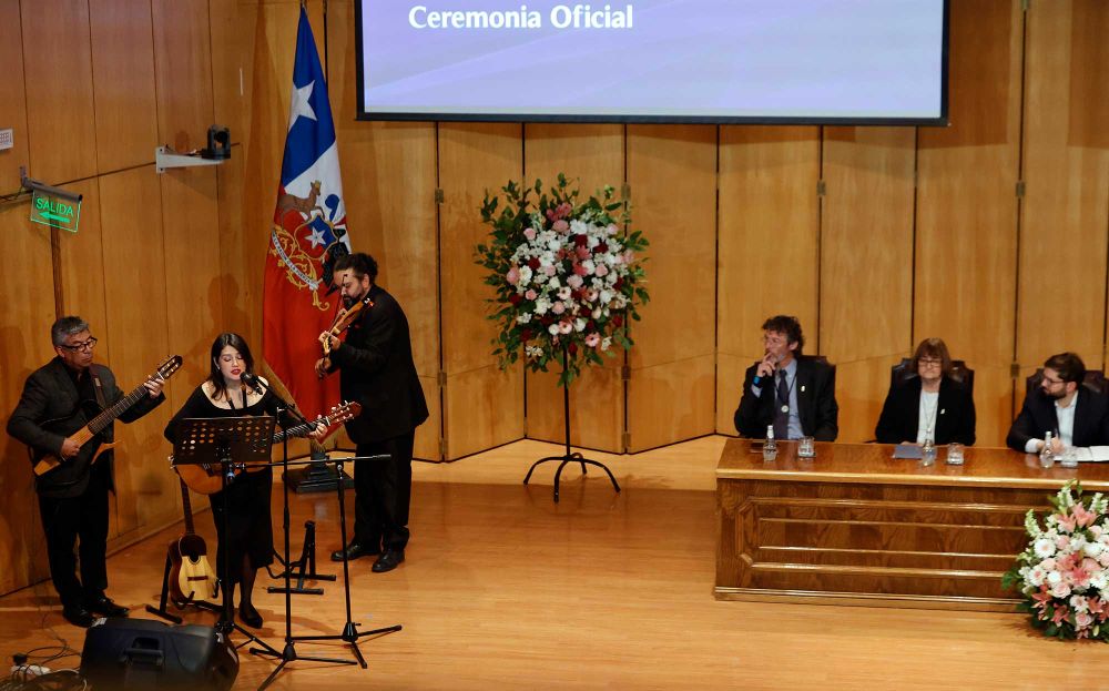 La compositora e investigadora cultural Rocío Rojas Monsalve junto al profesor de la Facultad de Derecho, Joaquín Trujillo, crearon "Bellistamérica".